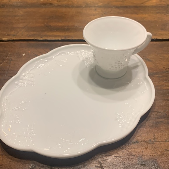 60’s INDIANA COLONY WHITE MILK GLASS HARVEST GRAPES LUNCHEON SET/SNACK SET - Picture 3 of 13